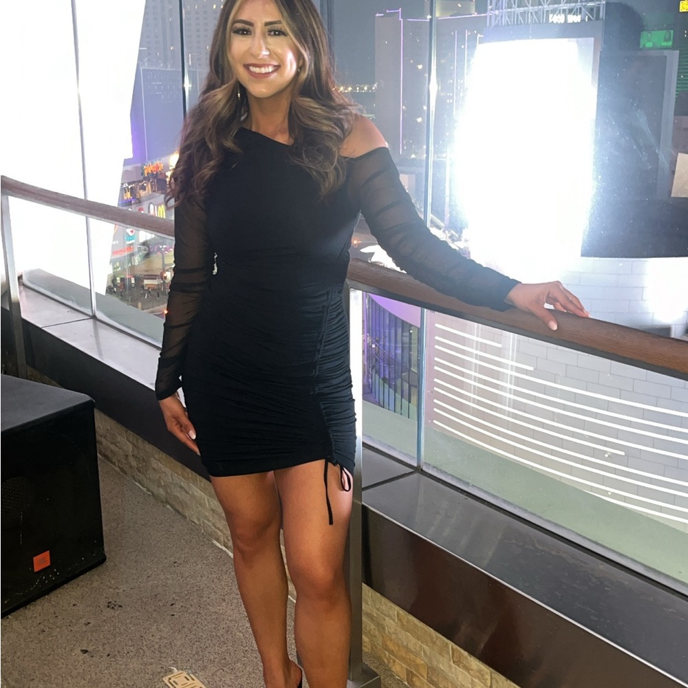 Elegant Black Off-Shoulder Dress - Picture 4 of 4